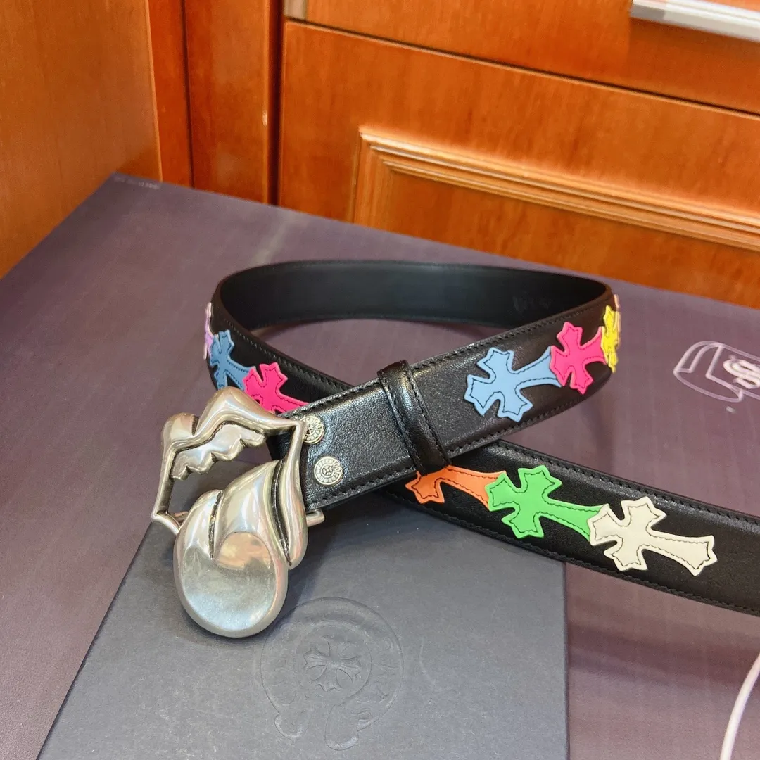 💰760💰Full package💰 💍purchasing grade pure copper silver plated 925 fidelity version 𝐂𝐡𝐫𝐨𝐦𝐞𝐇𝐞𝐚𝐫𝐭𝐬 Crow heart detachable style The Big Tongue's pure copper silver-plated 925 hardware has an old and rough style. During production, the black color after oxidation of 925 silver is deliberately retained, and then polished to form a shiny silver surface with soft gray and black shadows. The layering is very obvious. The imported oil-waxed leather is spliced ​​with colorful crosses, integrating rock punk, goth, street hip-hop and other elements. Its design style is unique and full of mystery and luxury.  Width 3.8cm.